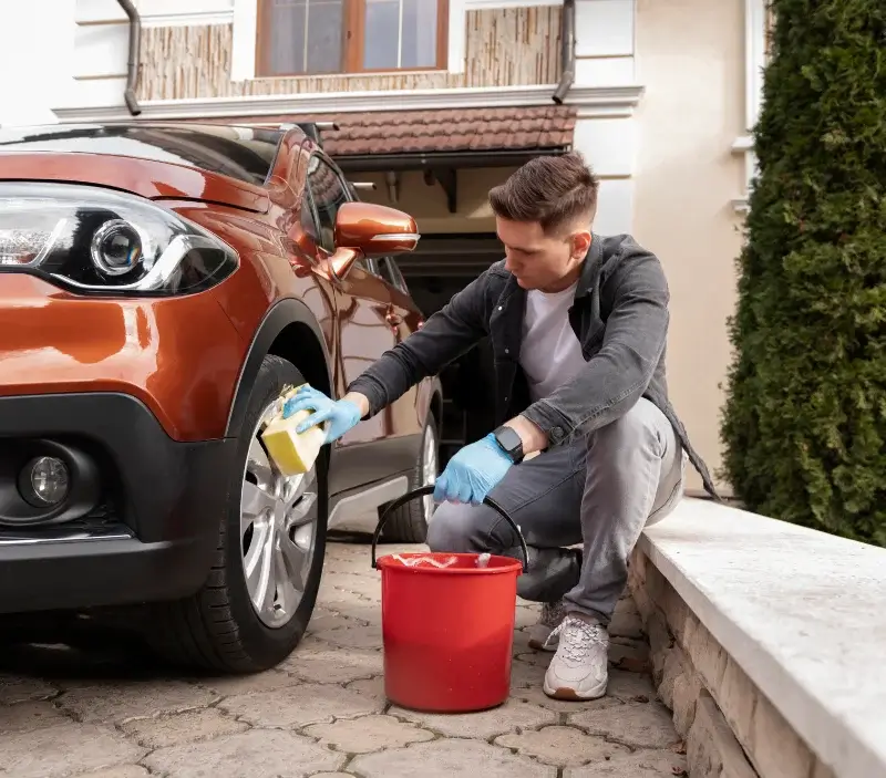 Lavage auto à domicile Saint-Léopardin-d'Augy : professionnel intervenant sur un véhicule